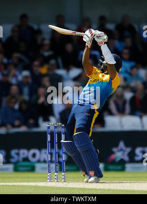 Emerald Leeds, Yorkshire, UK. Juni, 2019 21. ICC World Cup Cricket, England gegen Sri Lanka; Avishka Fernando von Sri Lanka spielt einen hohen Ball von Mark Holz von England und wird von Adil Rashid Credit: Aktion plus Sport/Alamy Leben Nachrichten gefangen Stockfoto