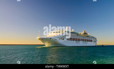 Port Adelaide, South Australia - Oktober 14, 2017: Sun Princess Kreuzfahrt Schiff auslaufen aus äußeren Hafen Passenger Terminal am späten Nachmittag Stockfoto