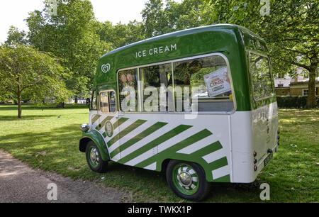 London, UK, Juni 2018. Ein Vintage ice cream van entlang der Vogelkäfig entfernt. Stockfoto