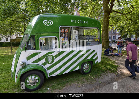 London, UK, Juni 2018. Ein Vintage ice cream van entlang der Vogelkäfig entfernt. Stockfoto