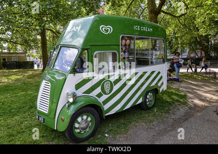 London, UK, Juni 2018. Ein Vintage ice cream van entlang der Vogelkäfig entfernt. Stockfoto