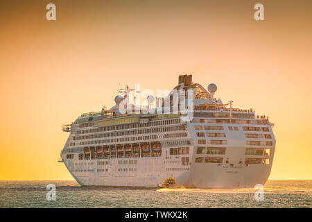 Port Adelaide, South Australia - Oktober 14, 2017: Sun Princess Kreuzfahrt Schiff auslaufen aus äußeren Hafen Passenger Terminal am späten Nachmittag Stockfoto