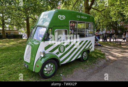 London, UK, Juni 2018. Ein Vintage ice cream van entlang der Vogelkäfig entfernt. Stockfoto