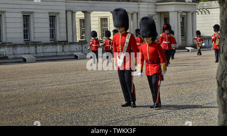 London, UK, Juni 2018. Entlang der Sicherheitsbehälter in den Wellington Barracks Innenhof gehen, die Royal guards Vorbereiten auf das Zeremoniell des Änderns des gu Stockfoto