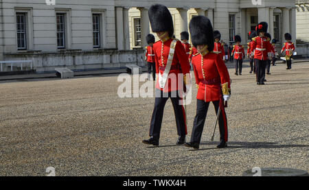 London, UK, Juni 2018. Entlang der Sicherheitsbehälter in den Wellington Barracks Innenhof gehen, die Royal guards Vorbereiten auf das Zeremoniell des Änderns des gu Stockfoto