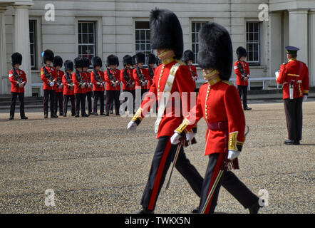 London, UK, Juni 2018. Entlang der Sicherheitsbehälter in den Wellington Barracks Innenhof gehen, die Royal guards Vorbereiten auf das Zeremoniell des Änderns des gu Stockfoto