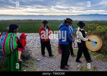 Musiker auf luquina Chico, Titicacasee, Peru, Südamerika Stockfoto