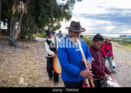 Musiker auf luquina Chico, Titicacasee, Peru, Südamerika Stockfoto