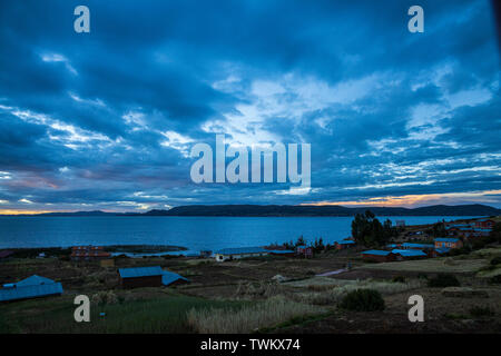 Dramatischer Himmel in der Dämmerung auf luquina Chico, Titicacasee, Peru, Südamerika Stockfoto