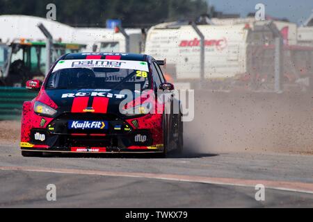 Dalton auf T-Stücke, England, 15. Juni 2019. Nic Hamilton, fahren einen Ford Focus RS ROKiT Racing mit Motorbase, verlässt das Kiesbett im freien Training für den Kwik Fit British Touring Car Championship im Croft Rennstrecke. Stockfoto