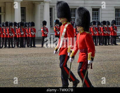 London, UK, Juni 2018. Entlang der Sicherheitsbehälter in den Wellington Barracks Innenhof gehen, die Royal guards Vorbereiten auf das Zeremoniell des Änderns des gu Stockfoto