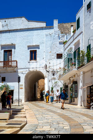 Ostuni, Italien, 24. Juni 2018: Touristen in der charakteristischen Straßen der Altstadt von Ostuni. Stockfoto