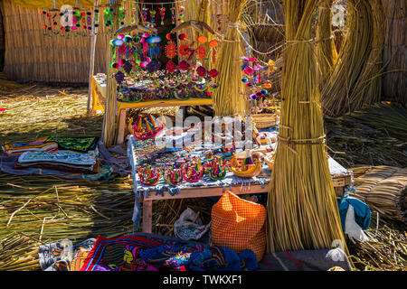 Handgefertigte Handwerker waren und genähten Textilien zum Verkauf auf der Uros Inseln, Reed schwimmenden Inseln auf dem Titicacasee, Peru, Südamerika Stockfoto