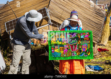 Handgefertigte Handwerker waren und genähten Textilien zum Verkauf auf der Uros Inseln, Reed schwimmenden Inseln auf dem Titicacasee, Peru, Südamerika Stockfoto