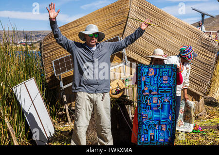 Handgefertigte Handwerker waren und genähten Textilien zum Verkauf auf der Uros Inseln, Reed schwimmenden Inseln auf dem Titicacasee, Peru, Südamerika Stockfoto