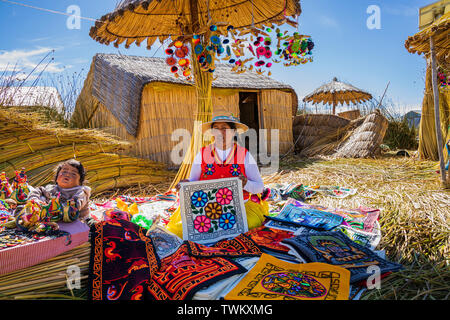 Handgefertigte Handwerker waren und genähten Textilien zum Verkauf auf der Uros Inseln, Reed schwimmenden Inseln auf dem Titicacasee, Peru, Südamerika Stockfoto