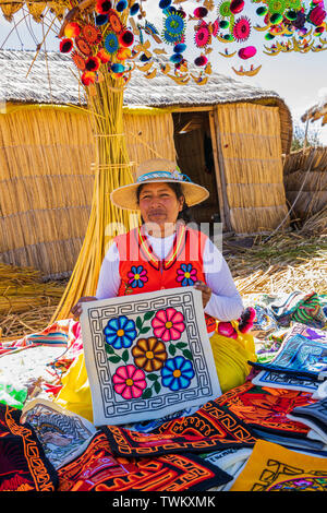 Handgefertigte Handwerker waren und genähten Textilien zum Verkauf auf der Uros Inseln, Reed schwimmenden Inseln auf dem Titicacasee, Peru, Südamerika Stockfoto