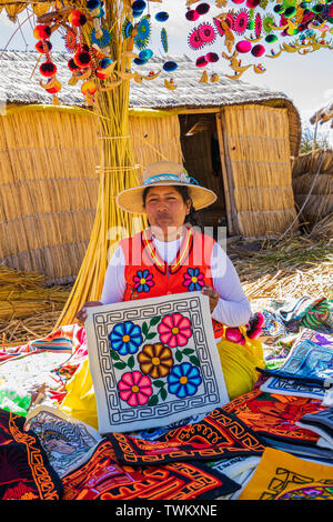 Handgefertigte Handwerker waren und genähten Textilien zum Verkauf auf der Uros Inseln, Reed schwimmenden Inseln auf dem Titicacasee, Peru, Südamerika Stockfoto