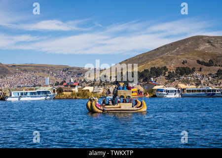 Uros Inseln, Reed schwimmenden Inseln auf dem Titicacasee, Peru, Südamerika Stockfoto