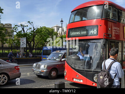 London, Großbritannien, Juni 2018. Eine von Londons typische Doppelstockbusse, Zeile 148 camberwell Grün Stockfoto