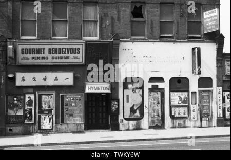 Run down Street c 1987 mit einem chinesischen Restaurant, Hymetos griechische Taverne und fliegen Poster für Musik Veranstaltungen, darunter die Pixies, Gen liebt Jezabel und Tower Records. Foto von Tony Henshaw Stockfoto