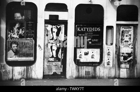 Ein heruntergekommenes Street, London c 1987 mit Fly Poster für Musiker und Veranstaltungen, darunter John Mayall, Das Phantom der Oper, Sky Magazin, Prince, Katydids, Soul II Soul. Foto von Tony Henshaw Stockfoto