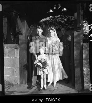 Kirchliche Trauung c 1946 Name der Maurer - Neu - Ehepaar in der Kirche Tore Foto von Gilbert Adams Pose aus der Gilbert Adams Sammlung vollständig im Besitz von Tony Henshaw Stockfoto