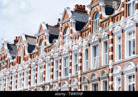 Giebel und Windows auf einem späten viktorianischen Terrasse auf Tottenham Lane, Crouch End Broadway, North London, Großbritannien Stockfoto