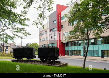 Kohle Wannen außerhalb Barnsley College das College Gebäude, alte Mühle Campus, Barnsley, South Yorkshire, England, Großbritannien Stockfoto