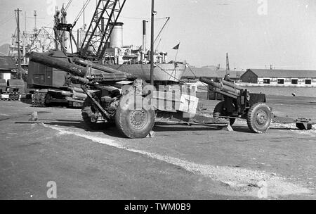 US-Armee in Süd Korea 1955 Hafen Pusan 105-mm-Haubitze M101 und M114 155 mm - US-Armee in der Republik Korea (ROK)/Südkorea 1955 Pusan Hafen howitzer M101 und M114 4.1 Zoll 6.1 Zoll Stockfoto