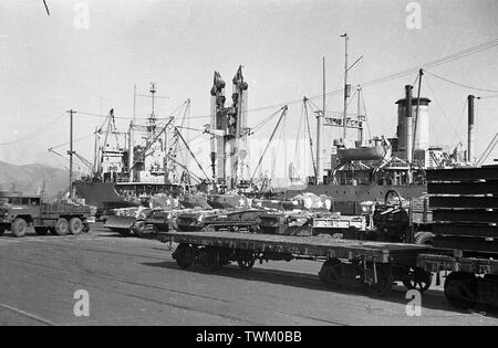 US-Armee in Süd Korea 1955 Hafen Pusan Panzer M4A3 Sherman - US-Armee in der Republik Korea (ROK)/Südkorea 1955 Pusan Hafen Panzer M4A3 Sherman mit Planierschild Stockfoto