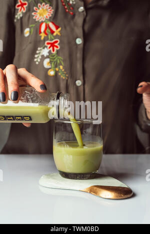 Das detox grüner Saft in Glas in die Arbeit. Detox drink Konzept reinigen, grünes Gemüse smoothie Zutaten. Natürliche, organische gesunden Saft in Stockfoto
