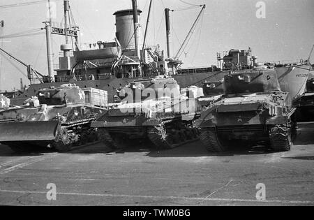 US-Armee in Süd Korea 1955 Hafen Pusan Panzer M4A3 Sherman - US-Armee in der Republik Korea (ROK)/Südkorea 1955 Pusan Hafen Panzer M4A3 Sherman mit Planierschild Stockfoto