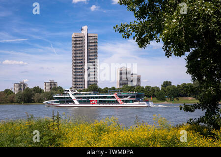 Der Wolkenkratzer Colonia-House im Stadtteil Riehl, Ausflug Schiff, Köln, Deutschland Das Colonia-Haus im Stadtteil Riehl, Ausflugsschiff, Köln, Deu Stockfoto