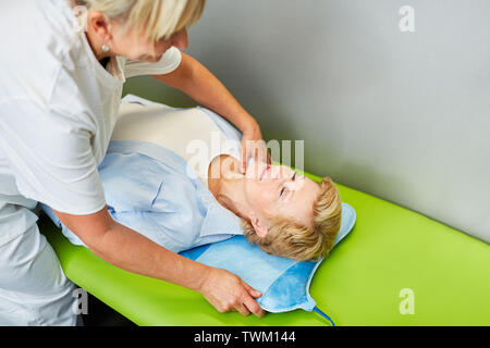 Heilpraktiker behandelt, Nackenschmerzen, Schmerzen der Patienten mit einem Magnetfeld Therapie Stockfoto