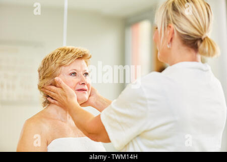 Osteopath oder Heilpraktiker behandelt HWS-Syndrom in der Chiropraktik Stockfoto