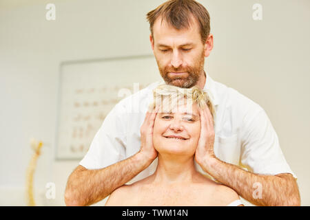 Heilpraktiker als Chiropraktiker behandelt ein HWS-Syndrom in einer älteren mit der Osteopathie Stockfoto