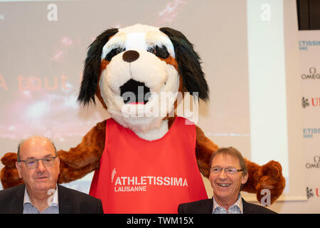 Lausanne, Schweiz. Juni, 2019 21. Jacky Delapierre (Direktor der Meeting Athletissima) (L), Pierre-Andre Pasche (Pressereferentin) (R) und Konferenz, die Pose auf einer Pressekonferenz der Diamond League Leichtathletik Veranstaltung Athletissima im Mövenpick Hotel Lausanne statt. Quelle: Eric Dubost/Pacific Press/Alamy leben Nachrichten Stockfoto