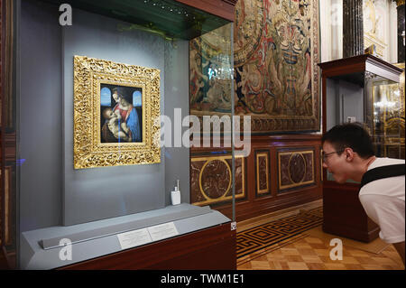 Besucher wundern sich durch die berühmten Gemälde von Leonardo da Vinci die Madonna mit Kind, die litta Madonna in der Eremitage, St. Petersburg, Russland Stockfoto