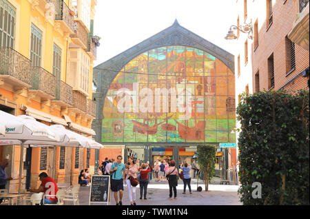 Die schönen Glasfenster an der Rückseite der historischen Markthalle Mercado de Atarazanas, in Malaga, Spanien, Europa Stockfoto