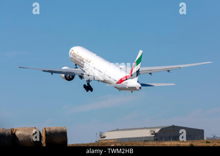 Emirates Boeing 777-31 H/ER (REG: A6-EGE) vom Start- und Landebahn 31, Kreuzung Foxtrott, daher die späte take-off. Stockfoto