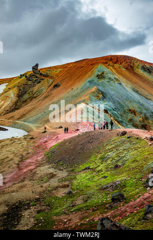 Schöne bunte vulkanischen Berge Landmannalaugar und Wanderer auf Trail, Island, Sommer Stockfoto