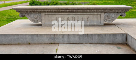 Betonsockel von Monument zum Gedenken an John W Thomas Darstellung das Wort Nächstenliebe, Centennial Park Nashville Tennessee USA. Stockfoto