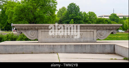 Betonsockel von Monument zum Gedenken an John W Thomas Darstellung das Wort Nächstenliebe, Centennial Park Nashville Tennessee USA. Stockfoto