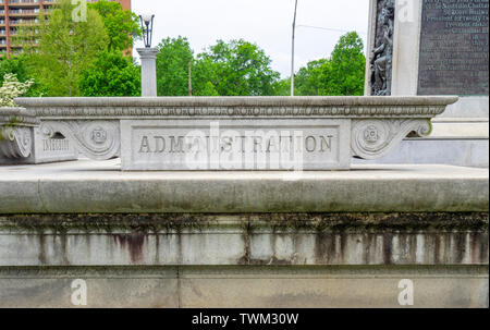 Betonsockel von Monument zum Gedenken an John W Thomas Darstellung das Wort Administration, Centennial Park Nashville Tennessee USA. Stockfoto