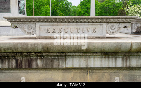 Betonsockel von Monument zum Gedenken an John W Thomas Darstellung das Wort Executive, Centennial Park Nashville Tennessee USA. Stockfoto