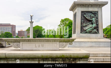 Betonsockel von Monument zum Gedenken an John W Thomas Darstellung das Wort Gesetz, Centennial Park Nashville Tennessee USA. Stockfoto