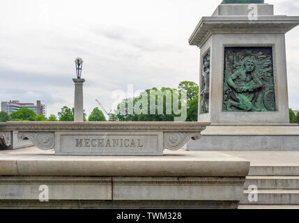 Betonsockel von Monument zum Gedenken an John W Thomas Darstellung das Wort Mechanische, Centennial Park Nashville Tennessee USA. Stockfoto