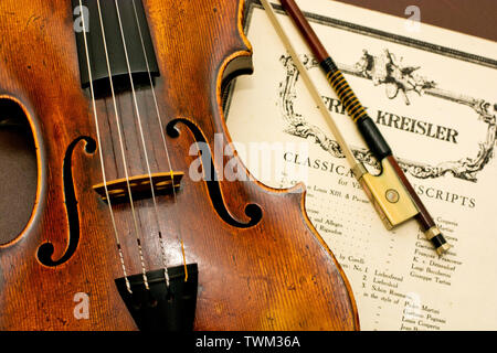Violine classic vintage Holz- instrument Neben klassischen Noten Noten und string Bug auf Tisch Stockfoto