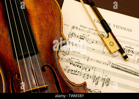 Violine classic vintage Holz- instrument Neben klassischen Noten Noten und string Bug auf Tisch Stockfoto